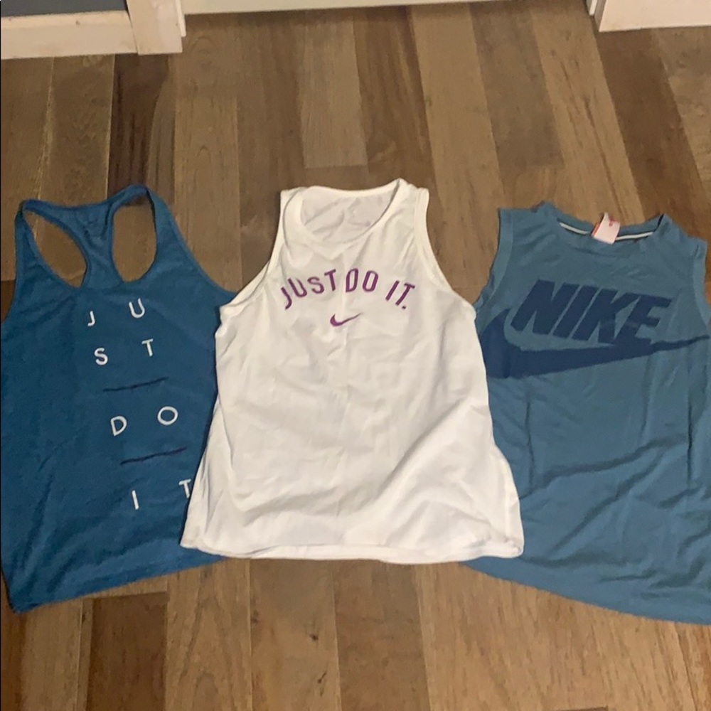 💕3 Nike workout tanks💕